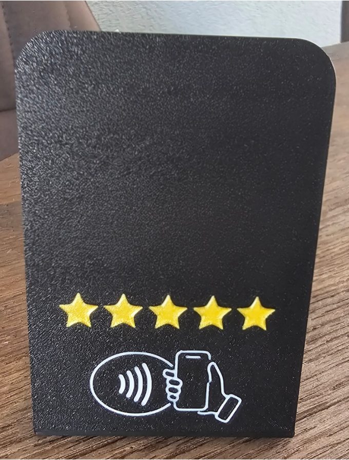 ReviewsGeregeld NFC-reviewstand op tafel met vijf sterren en scansymbool